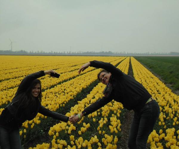 Lara Gomes en gastmoeder in de tulpenvelden_0