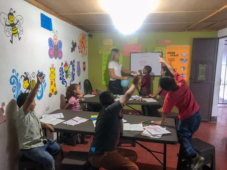 Engelse les geven aan kinderen in Guatemala